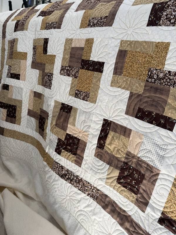 Pinwheel starburst stitching on log cabin quilt