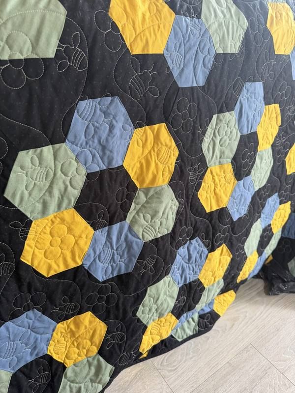 Honeybee and flower motif quilting on hexagon quilt
